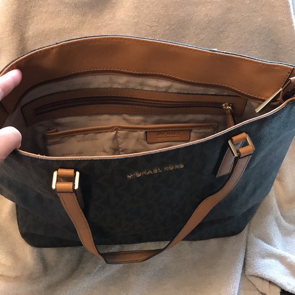 Michael Kors bag WITH travel wallet in brown - Picture 4 of 10